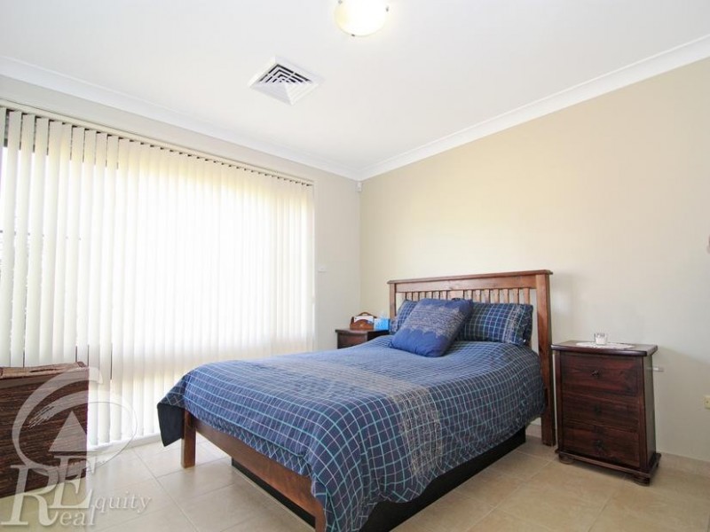 18 Aylesbury Crescent, Chipping Norton NSW 2170