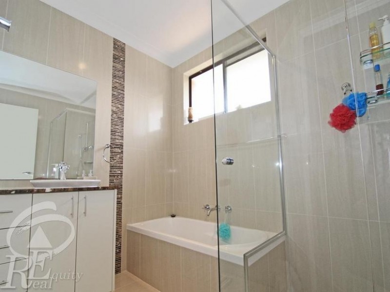 18 Aylesbury Crescent, Chipping Norton NSW 2170