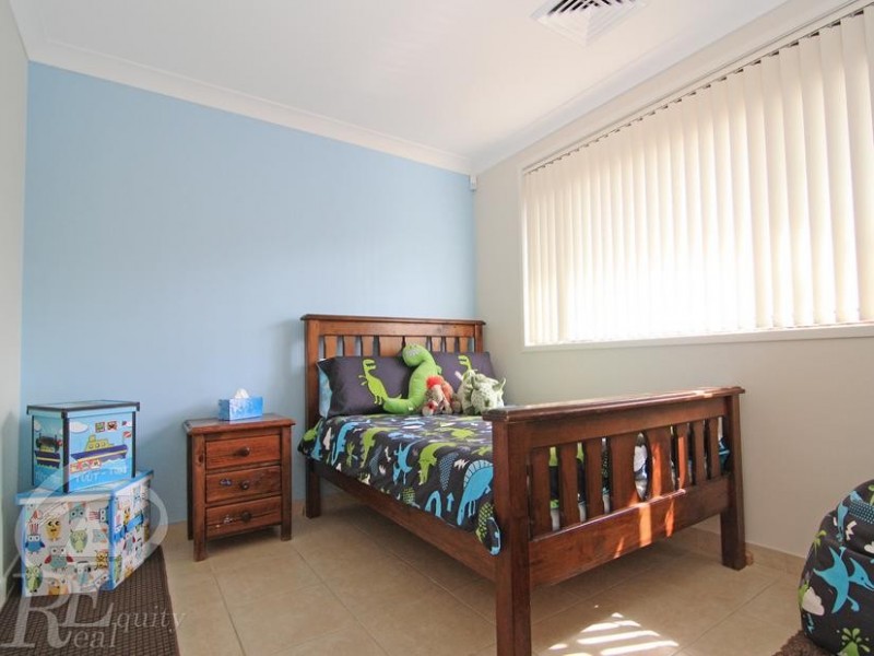 18 Aylesbury Crescent, Chipping Norton NSW 2170