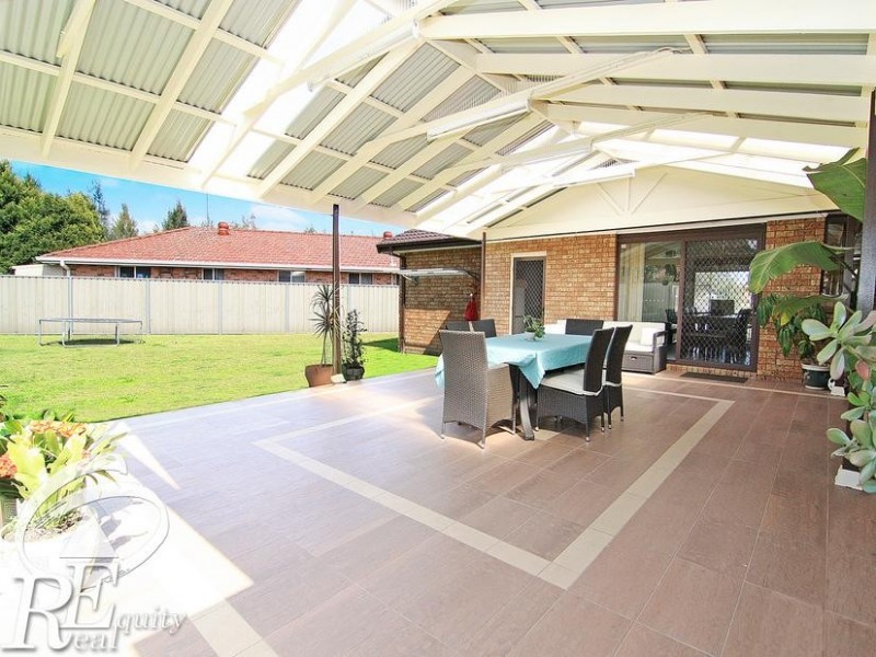 18 Aylesbury Crescent, Chipping Norton NSW 2170