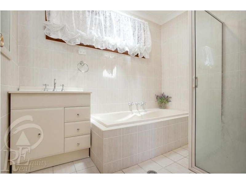 4 Bungarra Crescent, Chipping Norton NSW 2170