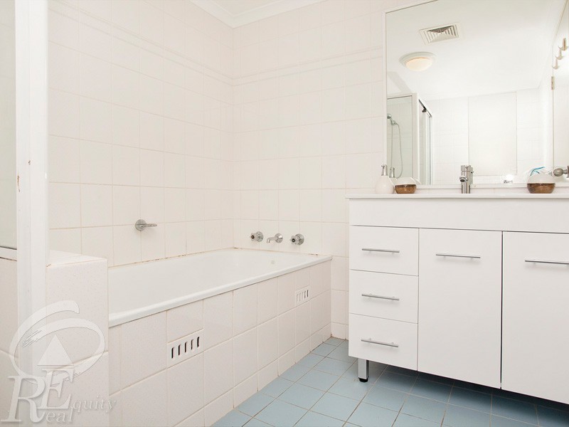 2/5 Mead Drive, Chipping Norton NSW 2170