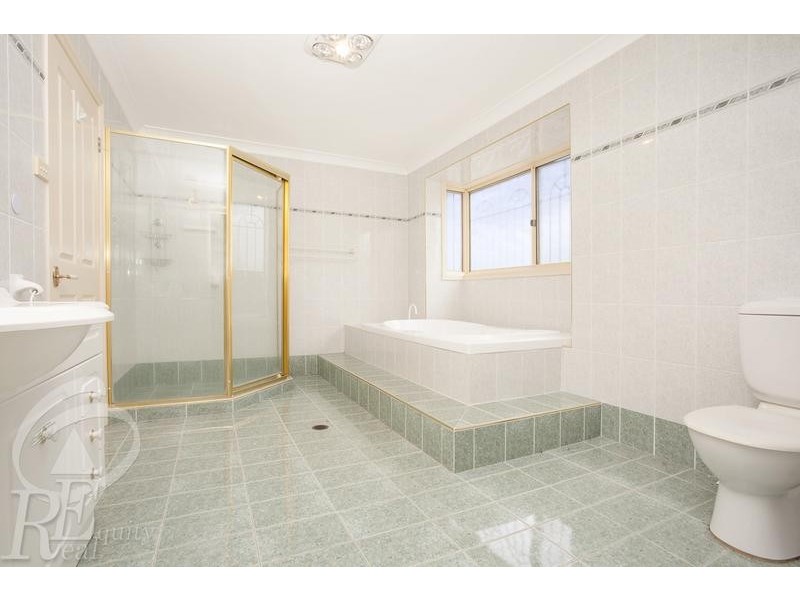 15 Shoreham Crescent, Chipping Norton NSW 2170