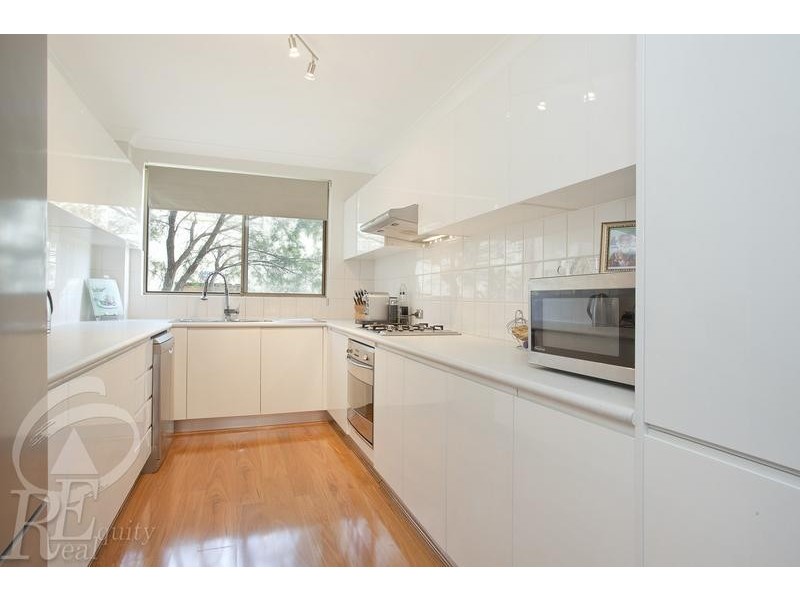 2/5 Mead Drive, Chipping Norton NSW 2170