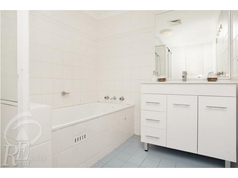 2/5 Mead Drive, Chipping Norton NSW 2170