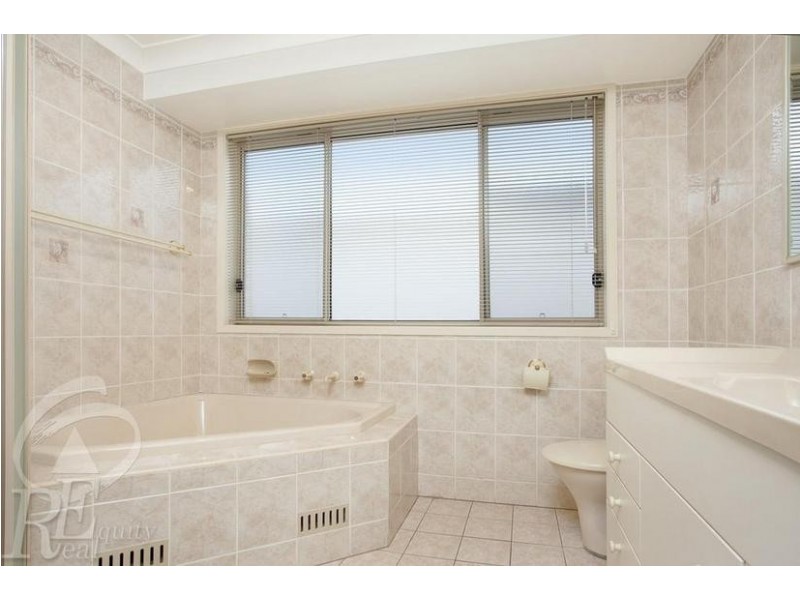 1 Shoreham Crescent, Chipping Norton NSW 2170