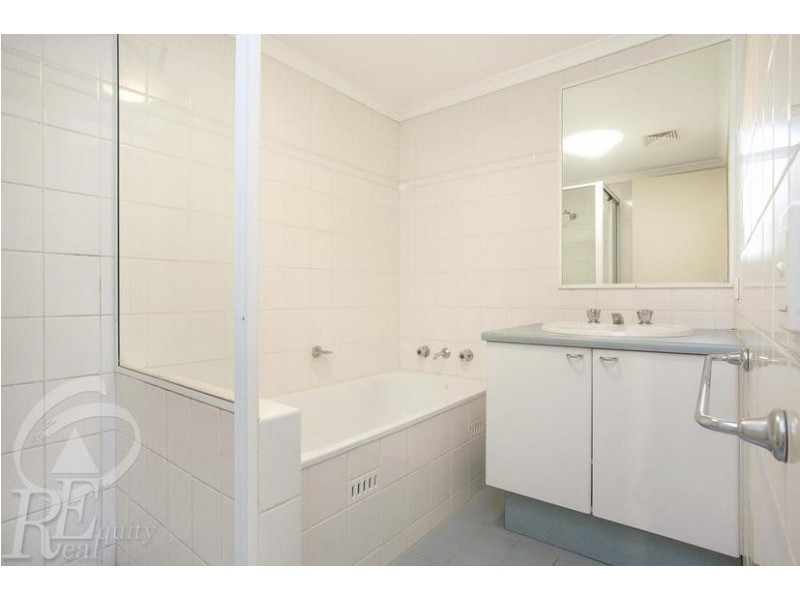 8/5 Mead Drive, Chipping Norton NSW 2170