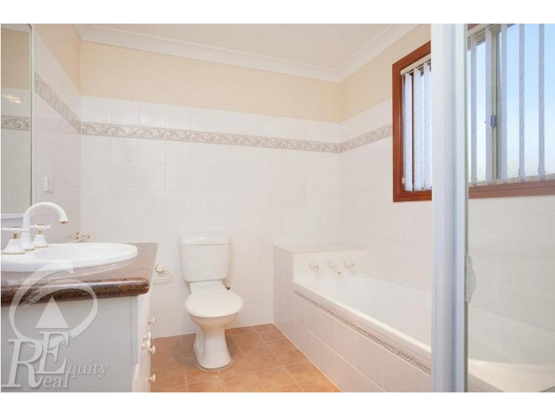 2 Aylsham Close, Chipping Norton NSW 2170