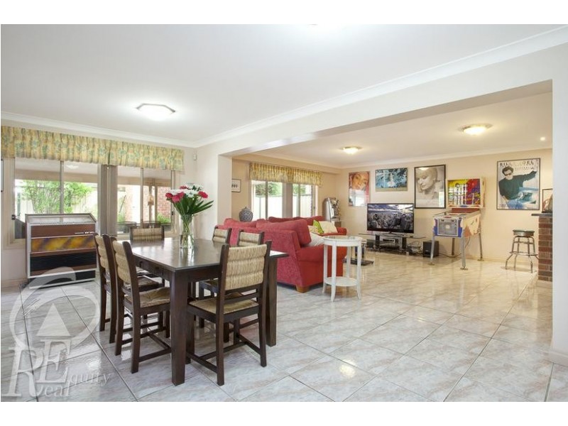 8 Brixham Place, Chipping Norton NSW 2170