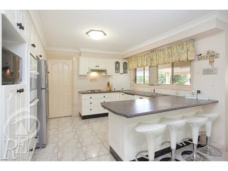 8 Brixham Place, Chipping Norton NSW 2170