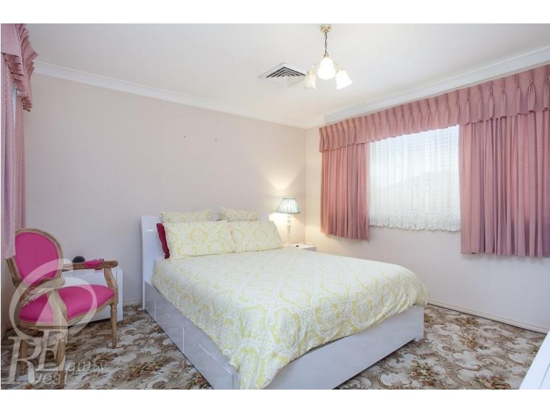 8 Brixham Place, Chipping Norton NSW 2170