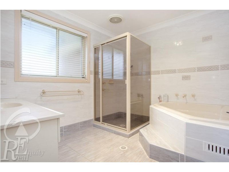 8 Brixham Place, Chipping Norton NSW 2170