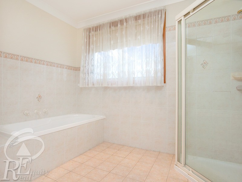 4 Rexham Place, Chipping Norton NSW 2170