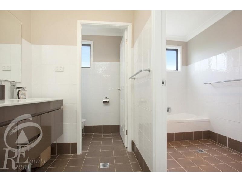 15 Nigel Place, Macquarie Fields NSW 2564