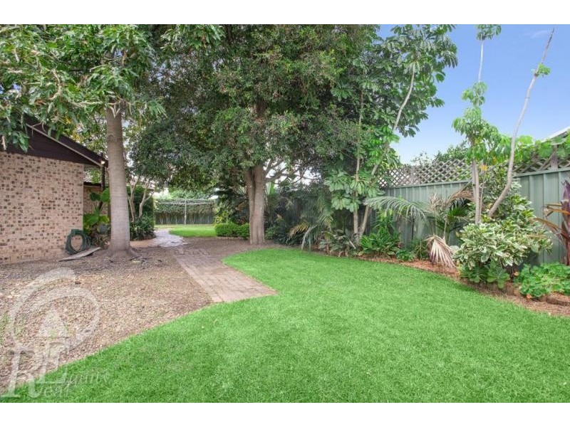 15 Nigel Place, Macquarie Fields NSW 2564