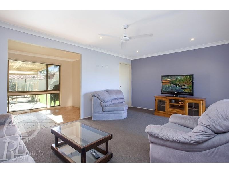 25 Aylesbury Crescent, Chipping Norton NSW 2170