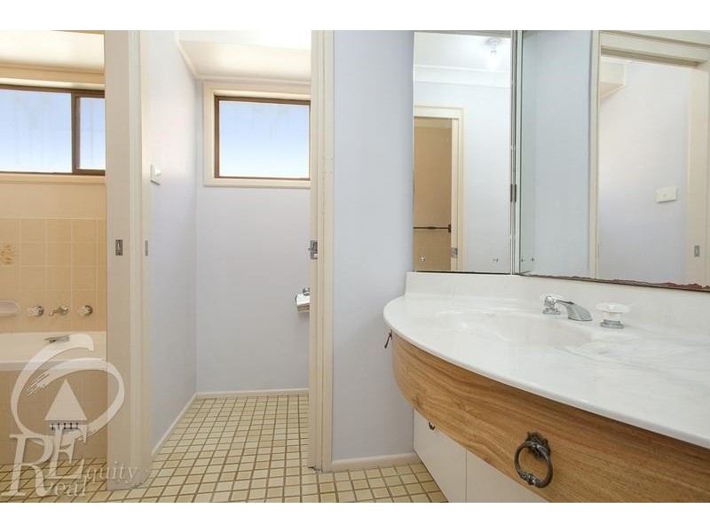 25 Aylesbury Crescent, Chipping Norton NSW 2170