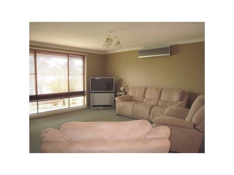 8 Banbury Crescent, Chipping Norton NSW 2170