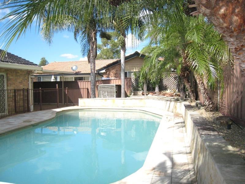 2 Chippenham Place, Chipping Norton NSW 2170