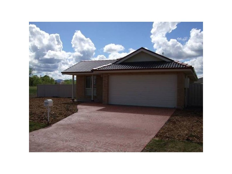 11 Green Crescent, Quirindi NSW 2343