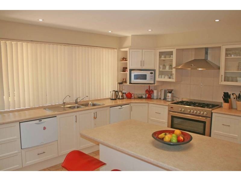 4 Buckland Street, Mollymook NSW 2539