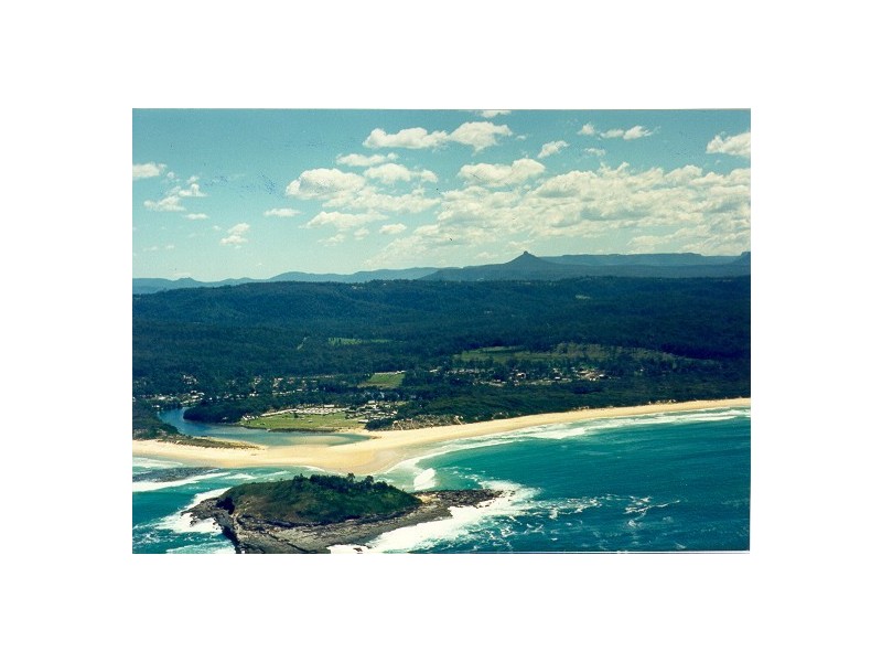 15 Beach Street, Lake Tabourie NSW 2539