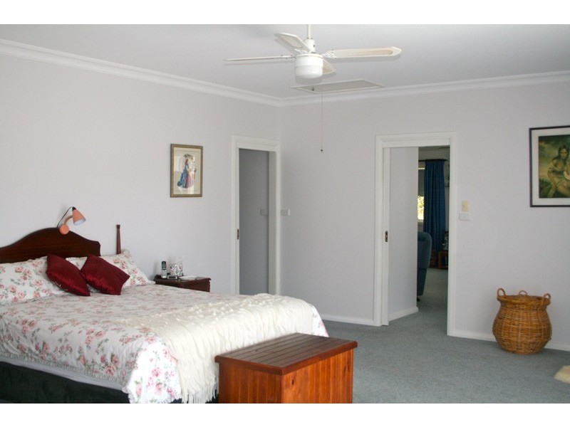 11 Blake Plc, Narrawallee NSW 2539