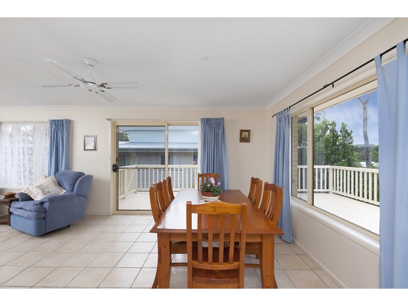 16 Torquay Drive, Lake Tabourie NSW 2539