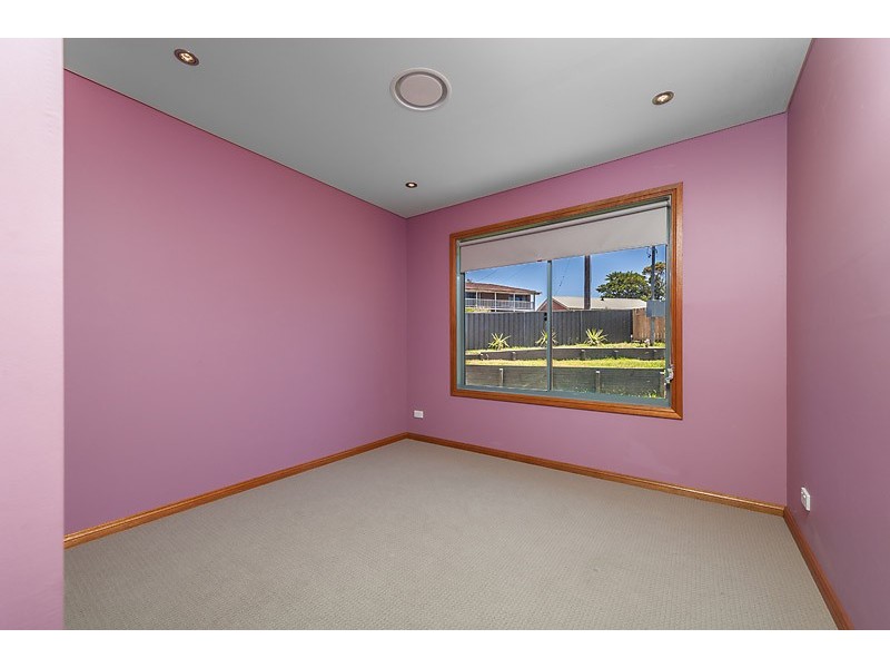 8 Weymouth Road, Lake Tabourie NSW 2539