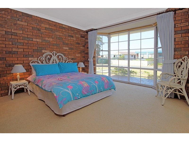 22 Canberra Crescent, Burrill Lake NSW 2539