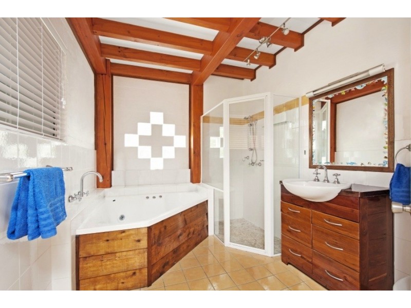 13 Blake Place, Narrawallee NSW 2539