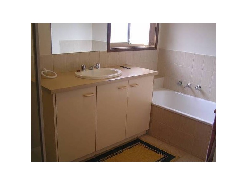 2/25 Parkview Close, Dandenong VIC 3175