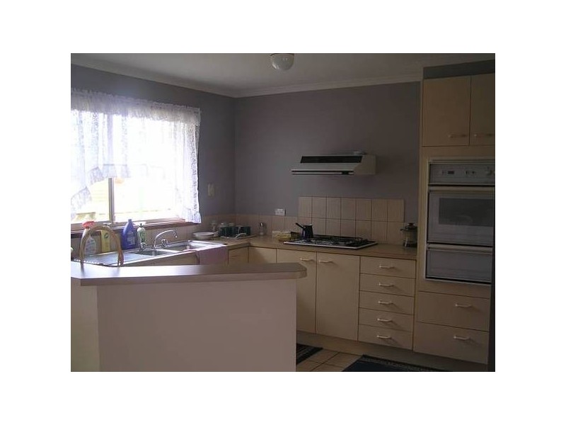 2/25 Parkview Close, Dandenong VIC 3175