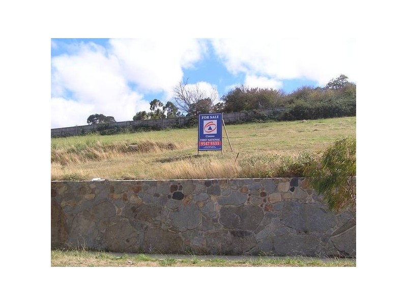 31-33 Wintersun Road, Berwick VIC 3806