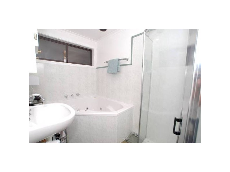 40 Jarvis Cres, Dandenong North VIC 3175