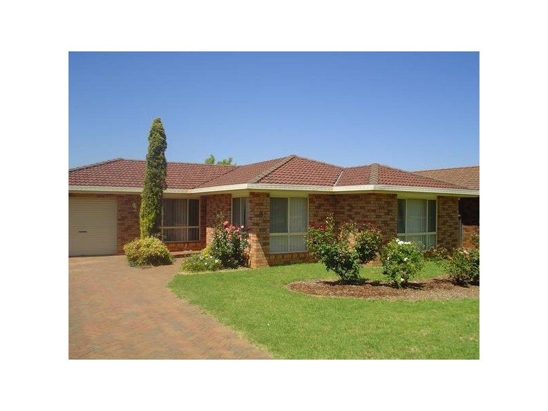 17 Falconer Way, Dubbo NSW 2830