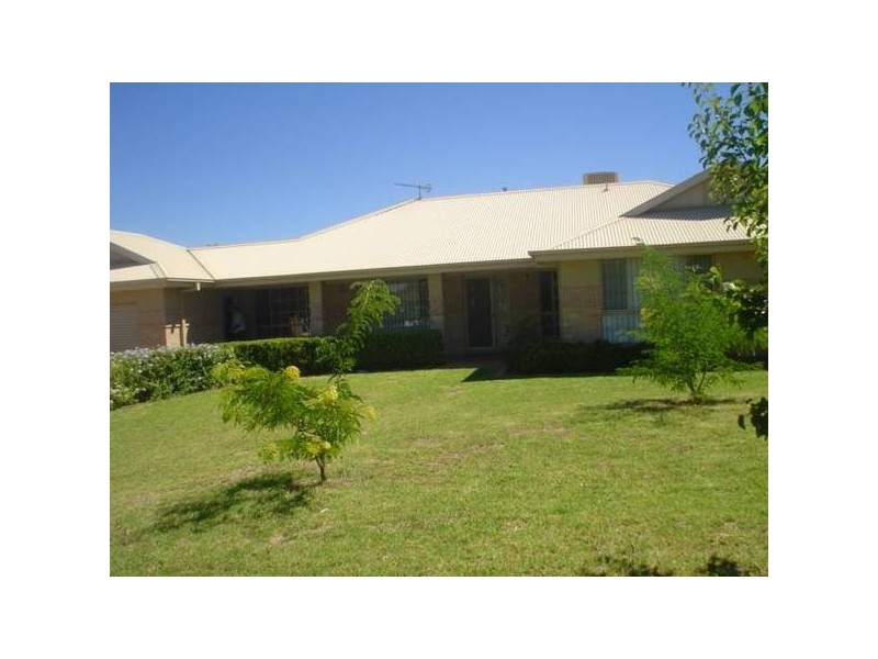 2 Robina Crescent, Dubbo NSW 2830