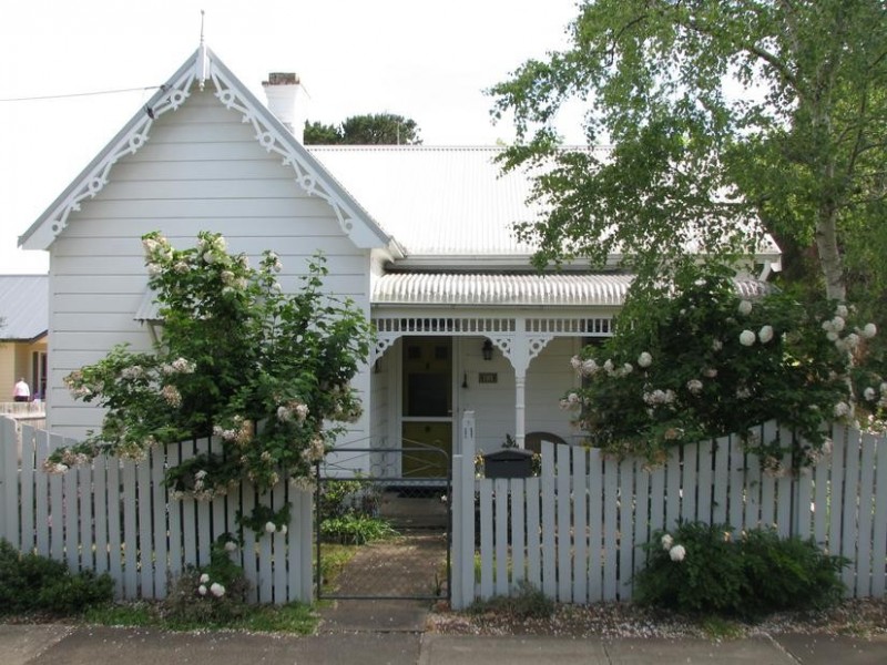 11 Elizabeth St, Moss Vale NSW 2577