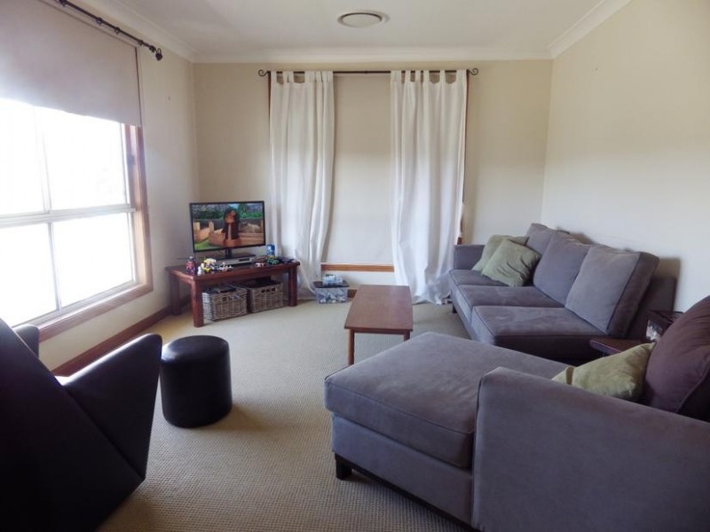 61 May St, Robertson NSW 2577
