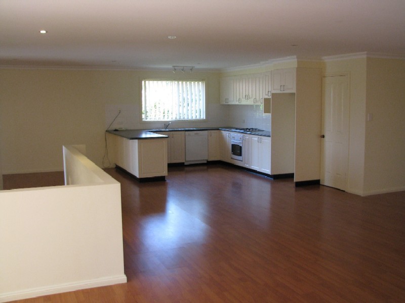 6 Dengate Crescent, Moss Vale NSW 2577