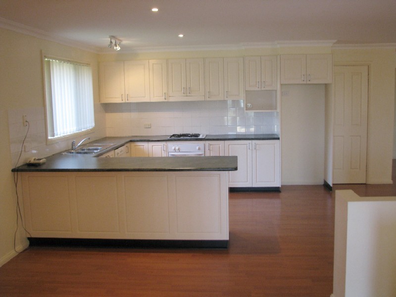 6 Dengate Crescent, Moss Vale NSW 2577