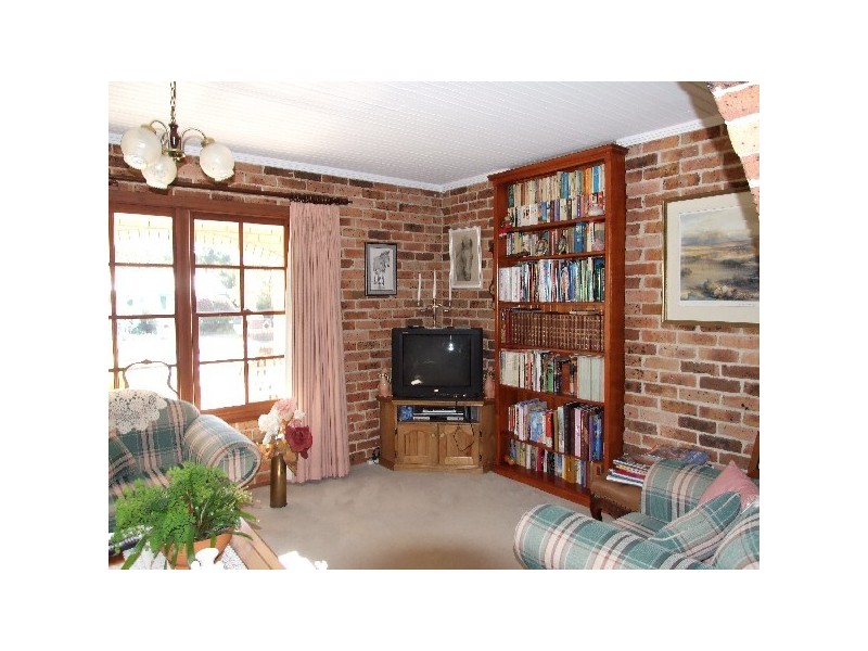 2 Campbell Crescent, Moss Vale NSW 2577