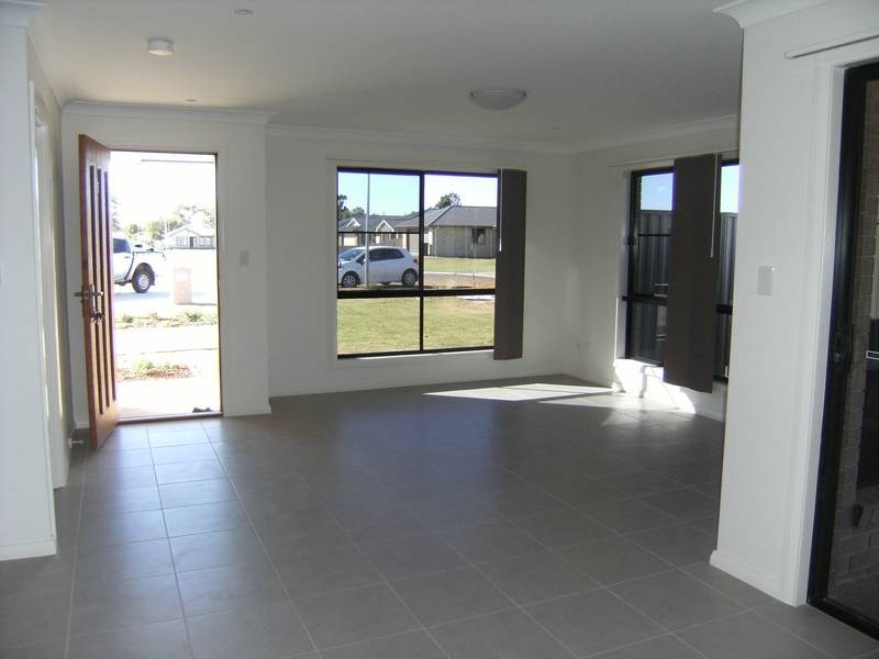 2/11 McKenzie Street, Chinchilla QLD 4413