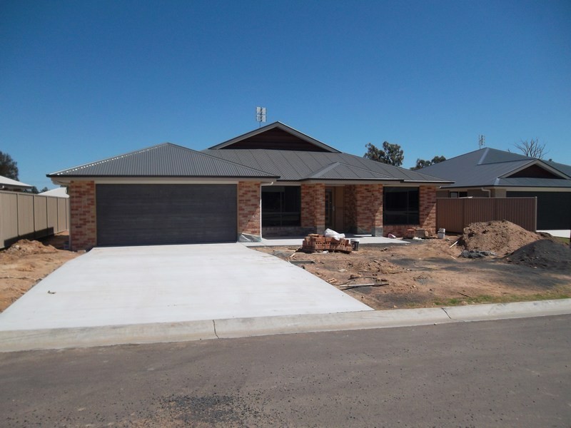 27 Bishop Drive, Miles QLD 4415