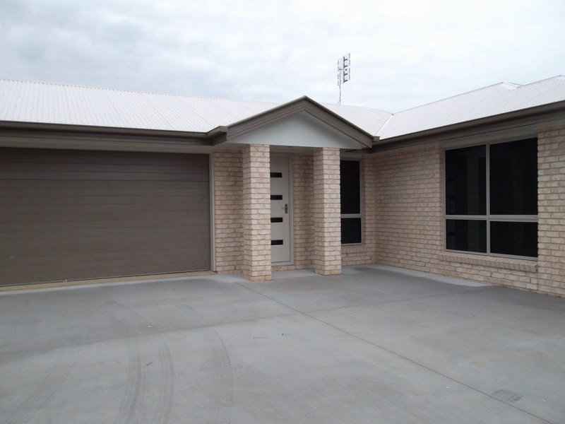 2/24 Lee Street, Miles QLD 4415