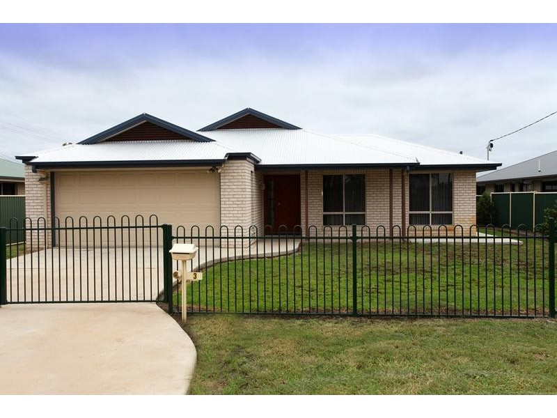 3 Racecourse Road, Miles QLD 4415