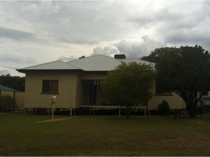 1 Crescent Avenue, Chinchilla QLD 4413