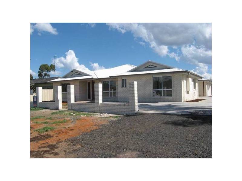 2/100 Zeller, Chinchilla QLD 4413