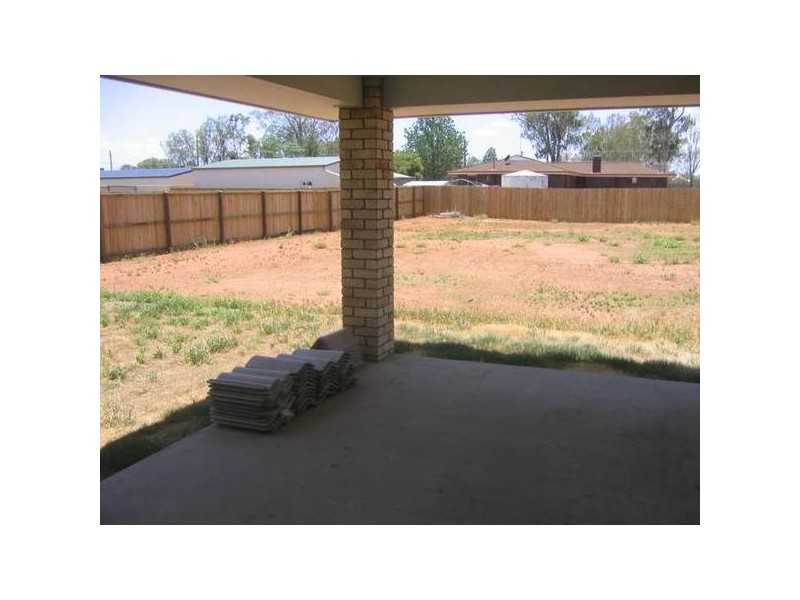 8 Back Avenue, Chinchilla QLD 4413