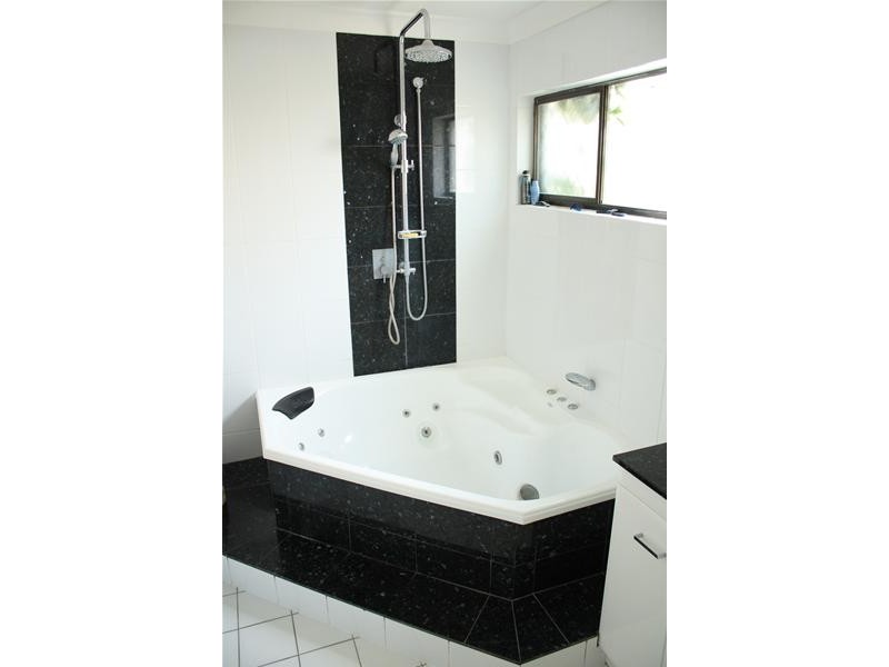 7 Tradewinds Avenue, Paradise Point QLD 4216